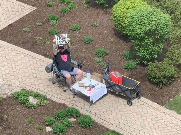 Hombre escribe carteles a su esposa que está en el hospital