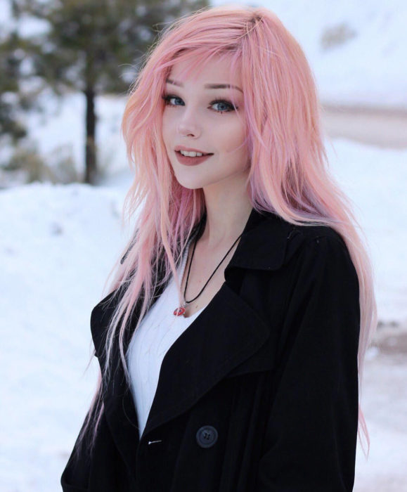 Cabello color rosa cherry blossom; chica de cabello lacio y largo en la nieve