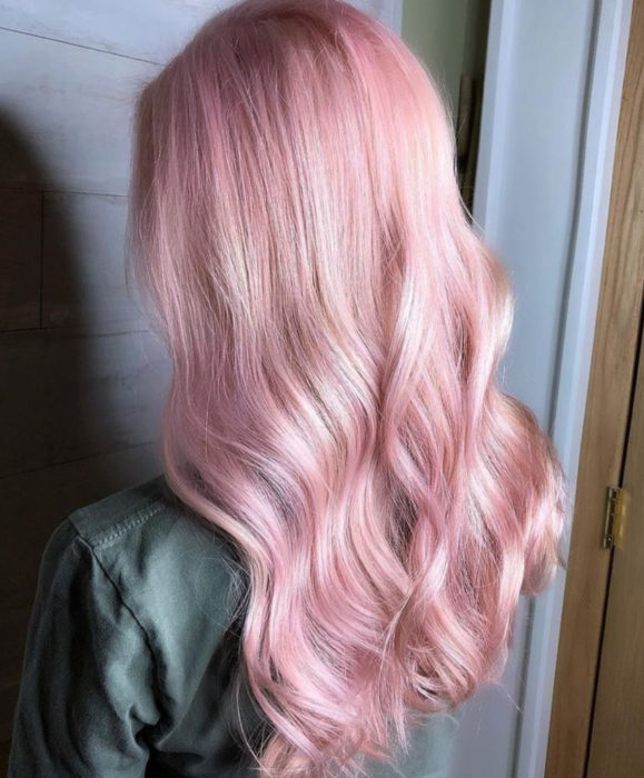 Cabello color rosa cherry blossom; mujer de cabello largo y ondulado