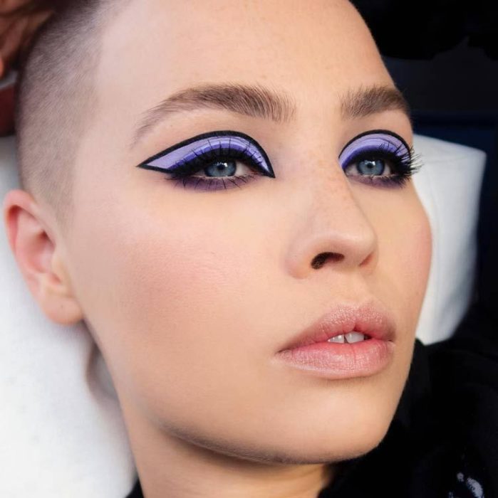 Chica con un delineado gráfico en negro y morado