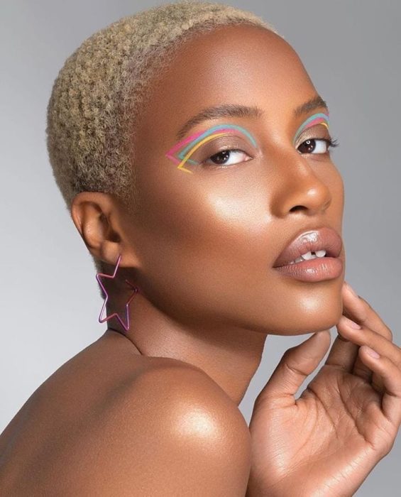 Chica con un delineado gráfico en diversos colores