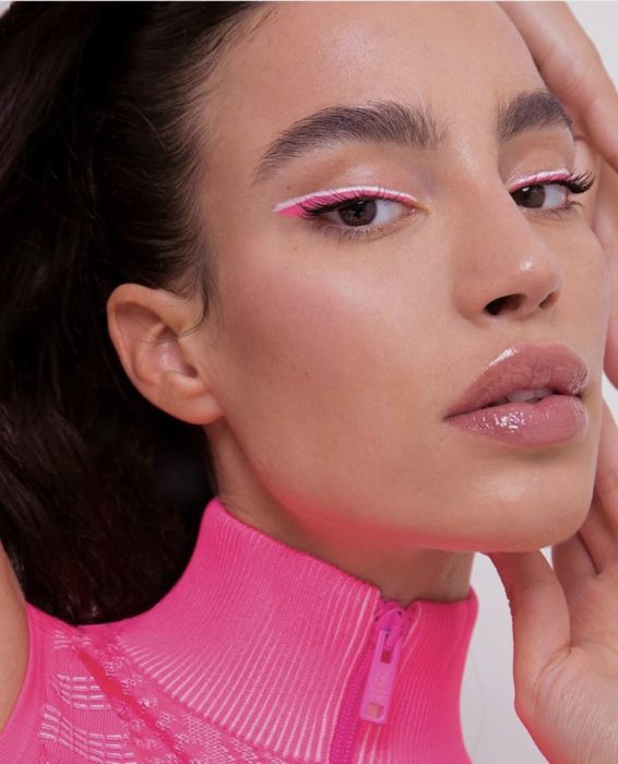 Chica con un delineado gráfico en rosa y blanco
