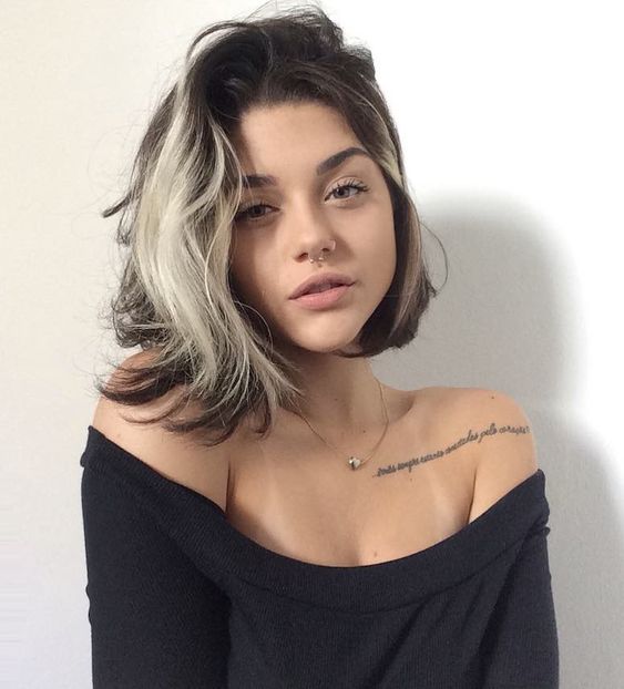 Chica de melena corta y mechón de cabello beige