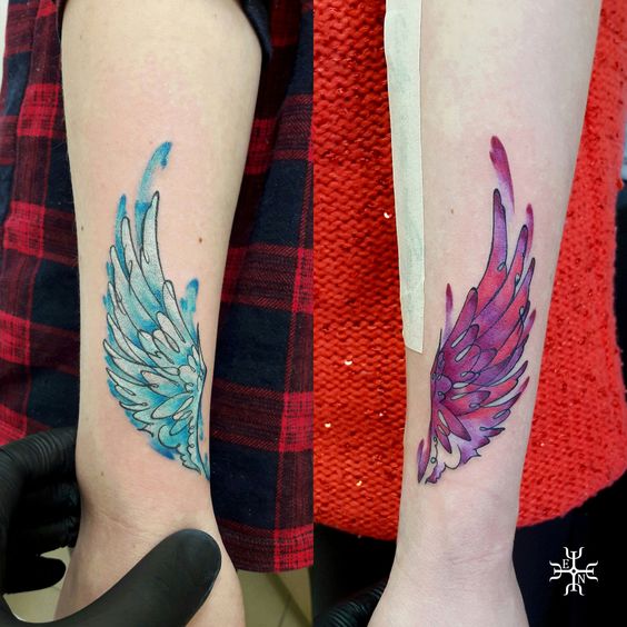 Tatuajes de alas azules y rosas para amigas