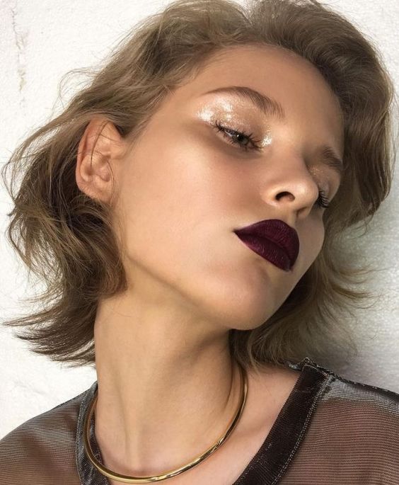 Modelo rubia de melena corta posa con labial cereza
