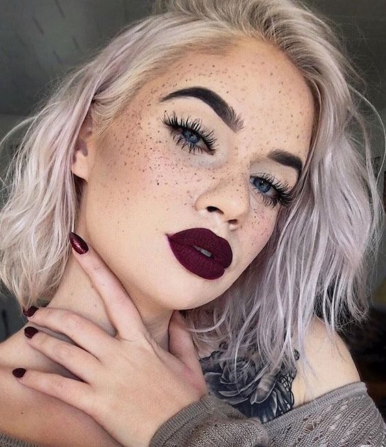 Chica rubia con cabello platinado con labial guinda