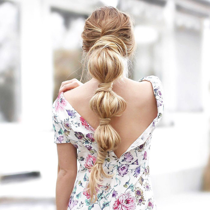 Chica rubia de cabello largo con trenza burbuja