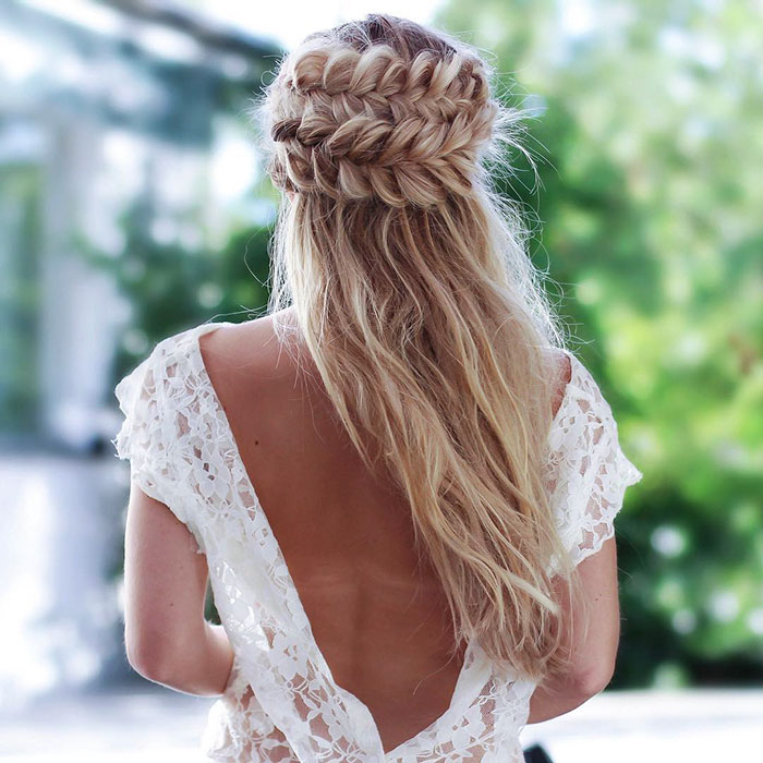 Mujer rubia de cabello largo con semi recogido con trenza
