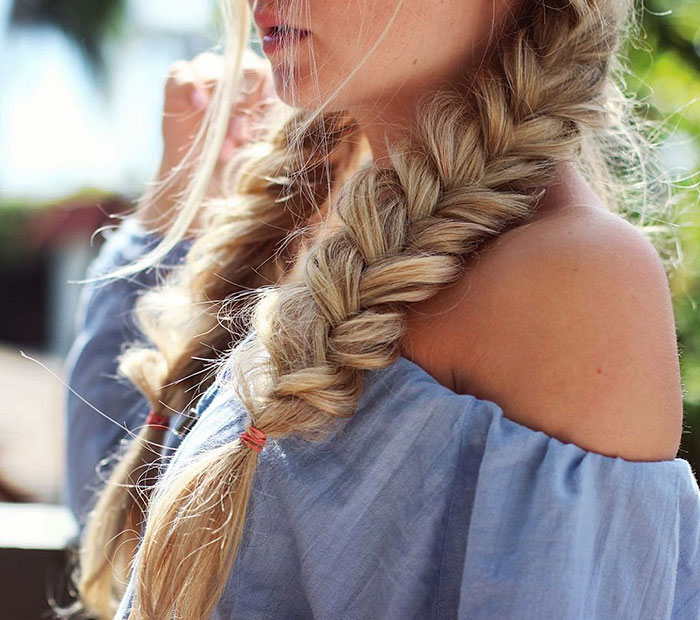 Mujer con dos trenzas con mucho volumen