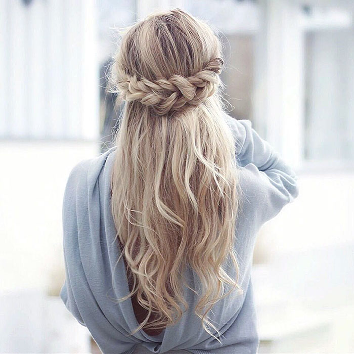 Mujer rubia de cabello largo con semi recogido con trenza