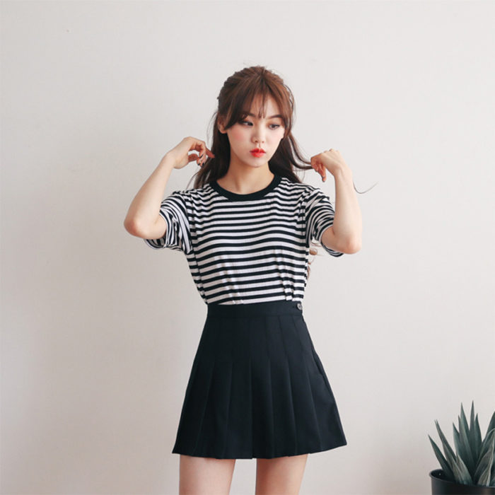 chica con skort negro y camiseta a rayas