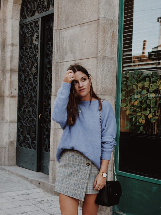 chica con skort gris y suéter azul