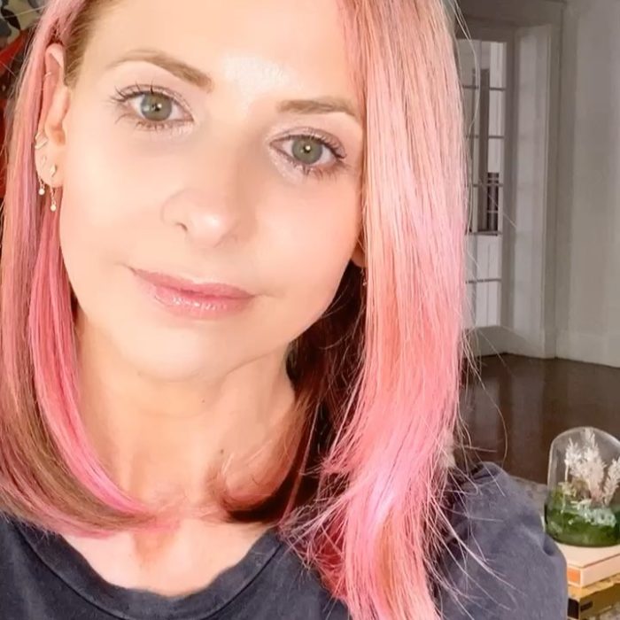 Sarah Michelle Geller con el cabello teñido de rosa