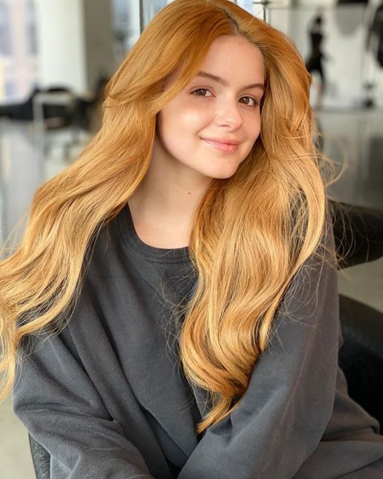 Ariel Winter con el cabello teñido de naranja