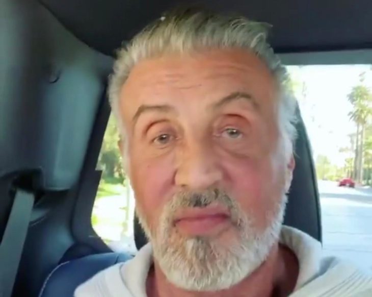 Sylvester Stallone con el cabello y la barba en tonos rubios