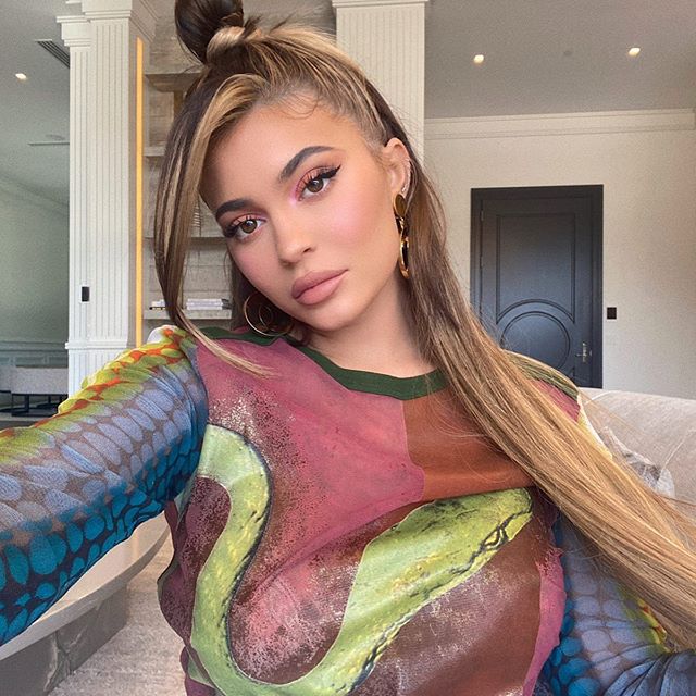 Kylie Jenner con el cabello de color castaño y reflejos dorados