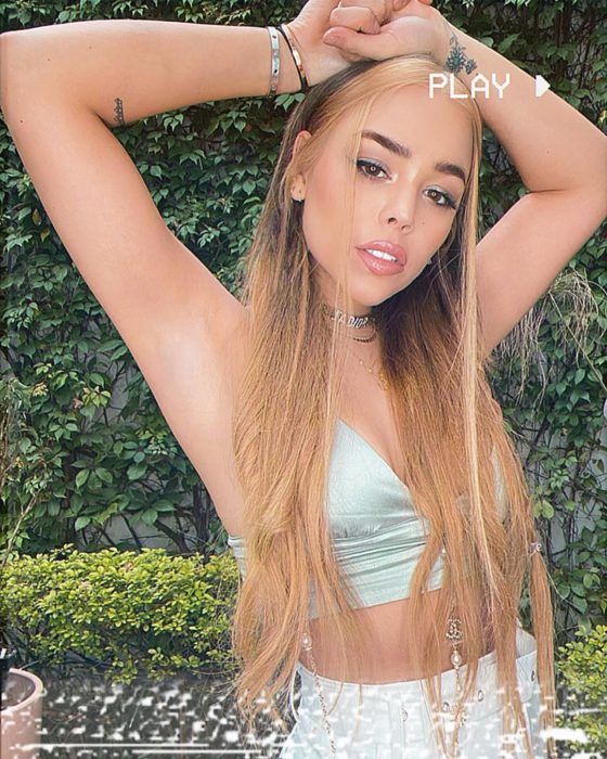 Danna Paola con el cabello largo en tono dorado