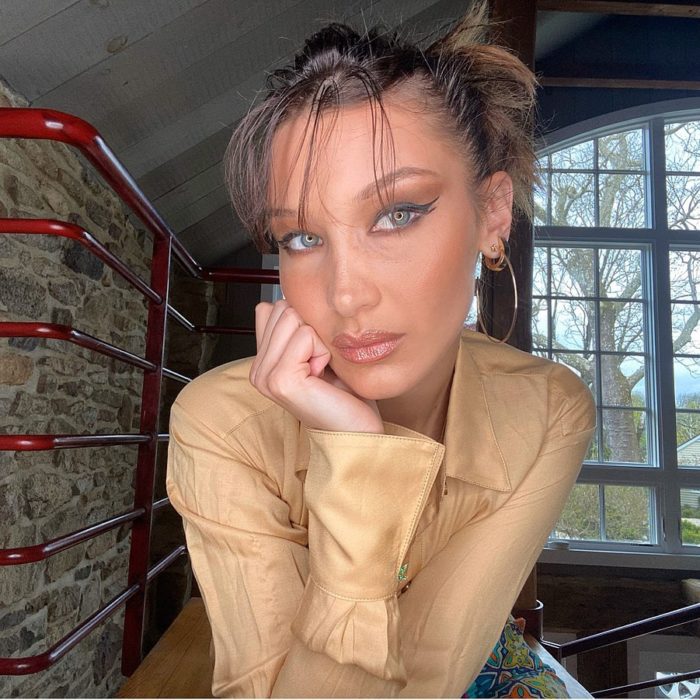Bella Hadid con el cabello dorado y flequillo