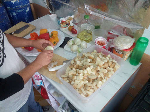 Personas preparando alimentos en comedor comunitario