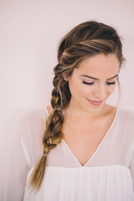 Chica con trenza lateral hecha con torcidos