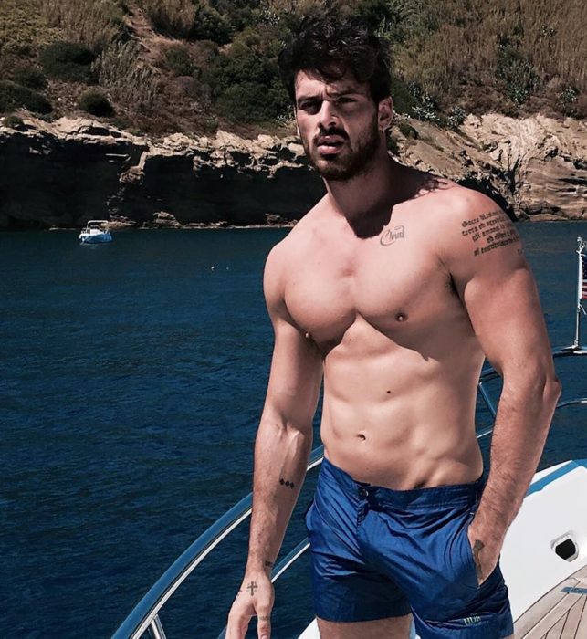Michele Marrone sin camisa