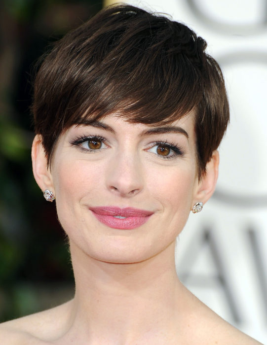 Anne Hathaway con el cabello en corte pixie