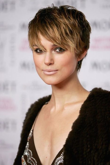 Keira Knightley con el cabello corto estilo pixie