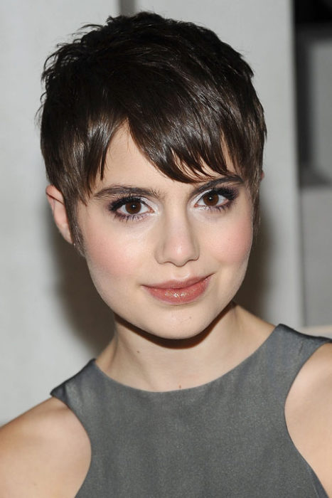 Chica con el cabello en corte pixie con flequillo