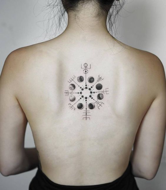 Tatuaje de Vegvísir, el símbolo islandés