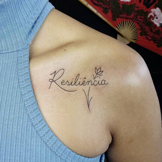Tatuaje de Resiliencia en los hombros