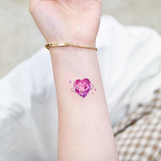 Tatuaje de corazón tipo piedra preciosa en la muñeca