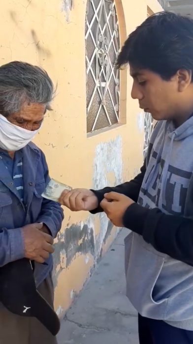Steve Medina entregando el dinero recaudado a Zacarías