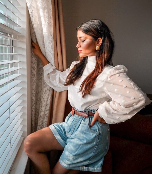 Foto para instagram de una chica en la ventana disfrutando de la golden hour