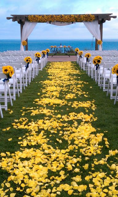 Altar de boda en mar con girasoles