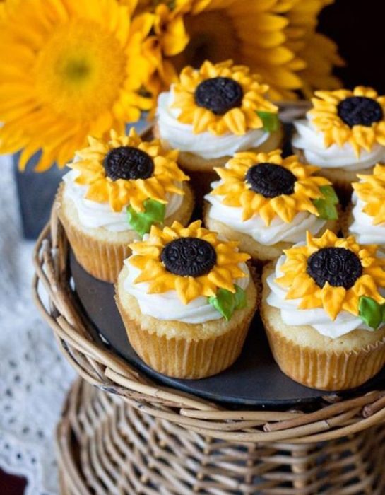 Cupcakes con betún en forma de girasol