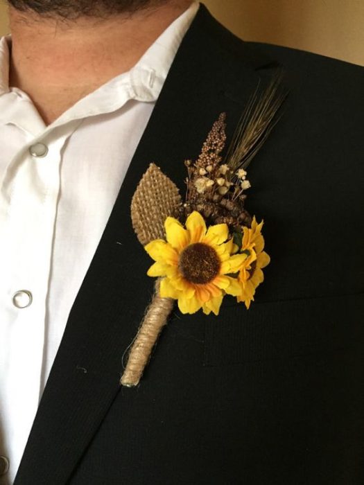 Prendedor de novio con girasoles