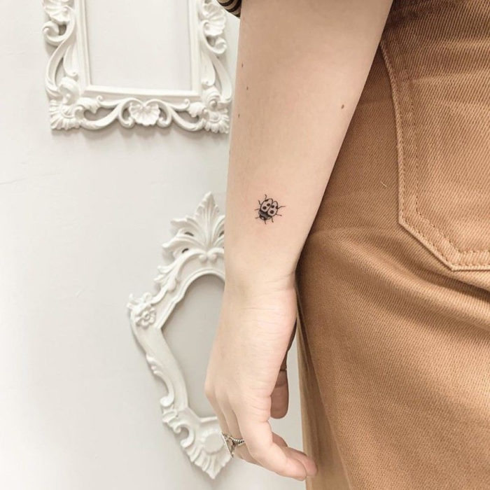 Tatuajes pequeños en la muñeca; catarina