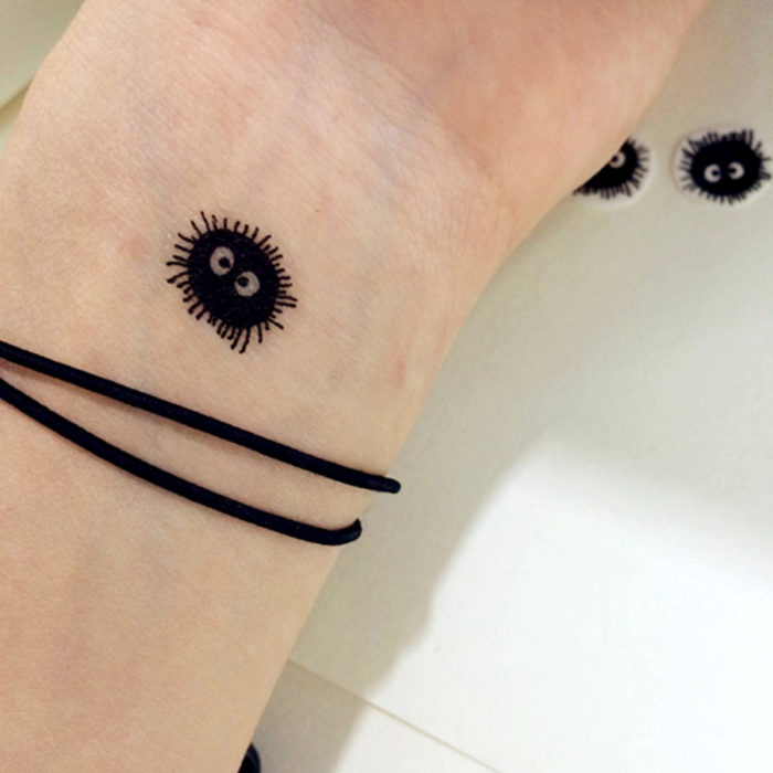 Tatuajes pequeños en la muñeca; susuwatari, hollín errante de Totoro y el viaje de Chihiro