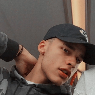 Chico con gorra se toma selfie