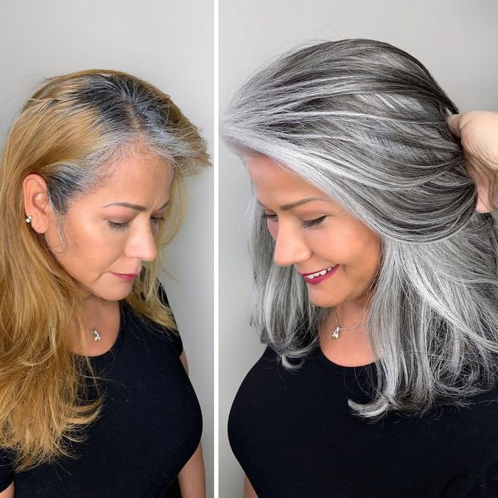 Mujer mostrando su cabello amarillo con canas con un cambio de look en gris con mechas negras