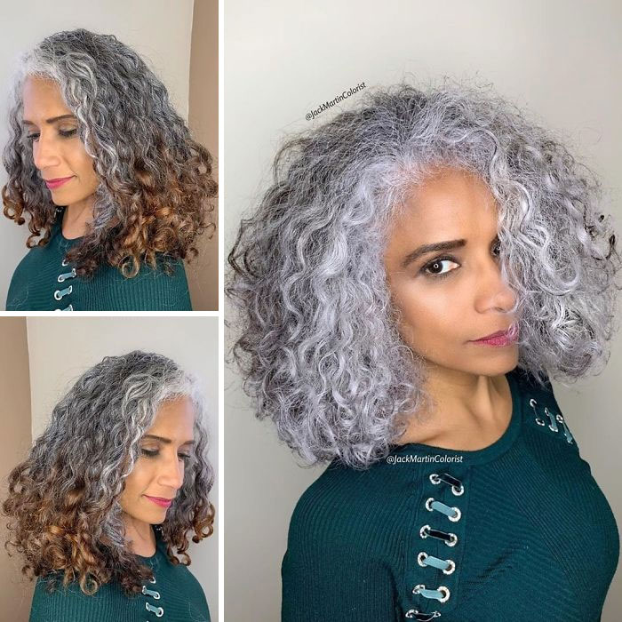 Chica de cabello rizado mostrando su antes y después de teñirlo plateado 