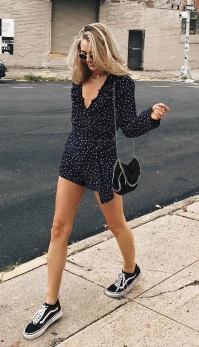 Chica con vestido negro con bolitas