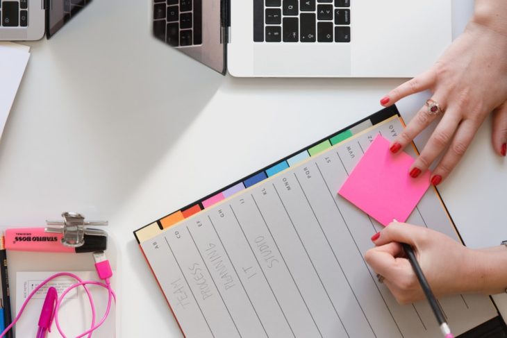 Chicas organizando su agenda