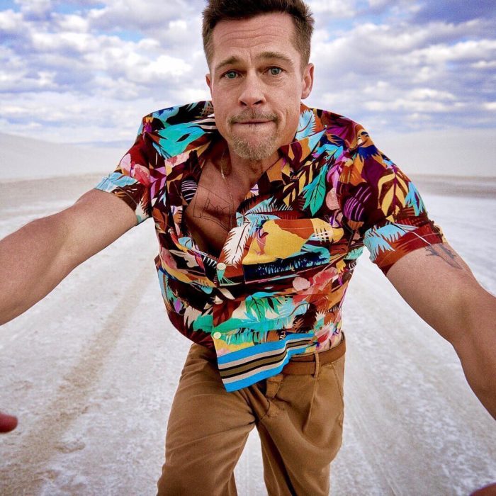 Brad Pitt usando jeans caki y camisa colorida