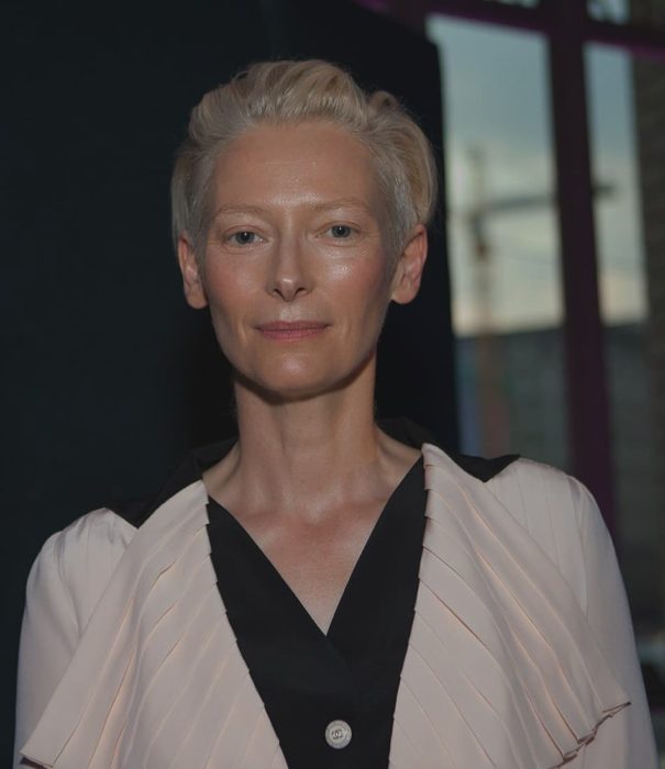 Tilda Swinton usando blusa negra con crema