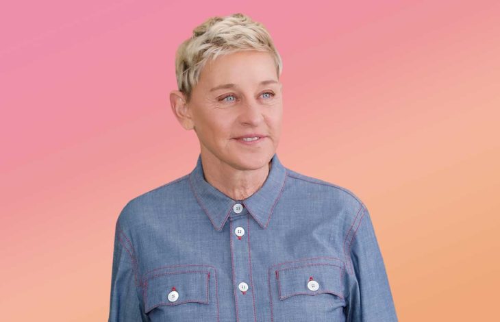 Ellen DeGeneres usando camisa azul tipo denim