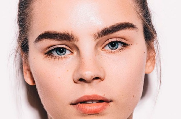 Chica con cejas y pestañas pobladas