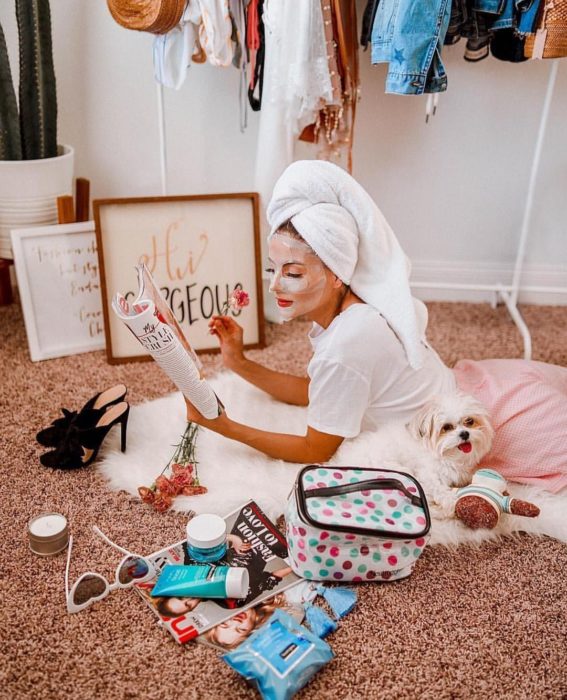 Chica disfrutando de realizar su rutina de skin care