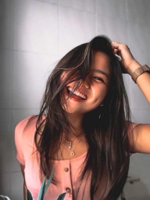 Chica sonriendo y feliz