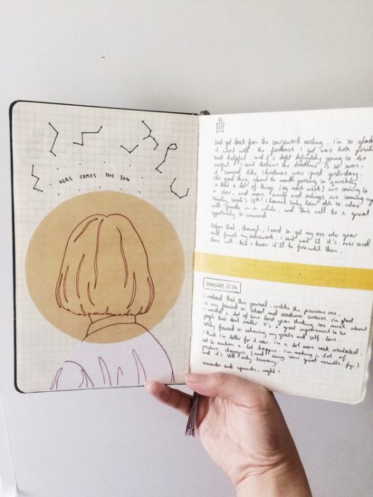 Libreta decorada con la silueta de una chica
